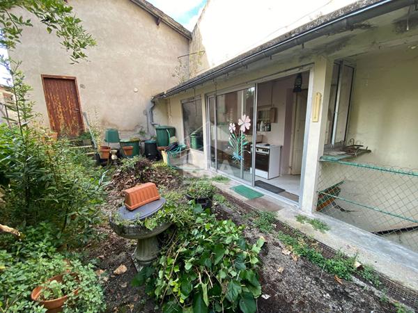 BEL ENSEMBLE DE DEUX MAISONS A RÉNOVER AVEC JARDIN