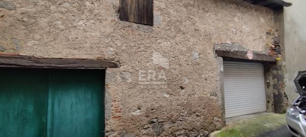 BEL ENSEMBLE DE DEUX MAISONS A RÉNOVER AVEC JARDIN