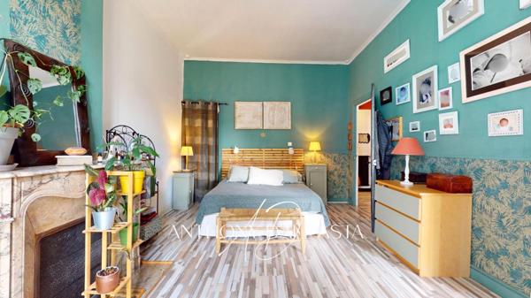 Ensemble immobilier avec appartement de 105 m² avec une grande terrasse, une chambre de bonne et une cave