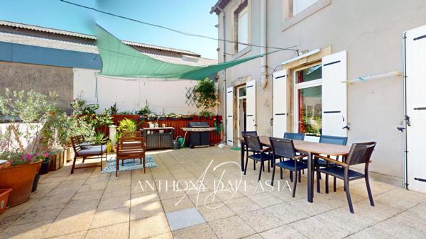 Ensemble immobilier avec appartement de 105 m² avec une grande terrasse, une chambre de bonne et une cave