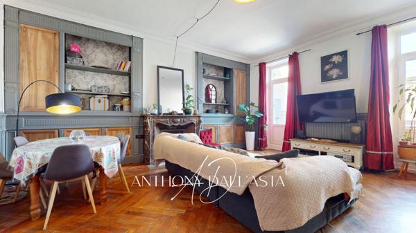 Ensemble immobilier avec appartement de 105 m² avec une grande terrasse, une chambre de bonne et une cave
