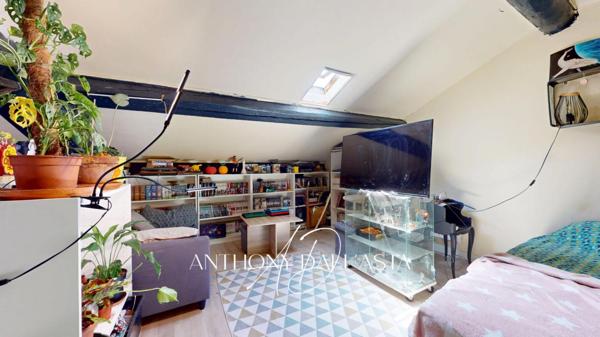 Ensemble immobilier avec appartement de 105 m² avec une grande terrasse, une chambre de bonne et une cave
