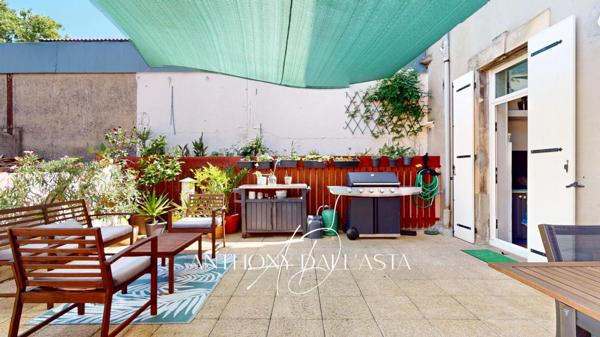 Ensemble immobilier avec appartement de 105 m² avec une grande terrasse, une chambre de bonne et une cave