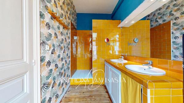 Ensemble immobilier avec appartement de 105 m² avec une grande terrasse, une chambre de bonne et une cave