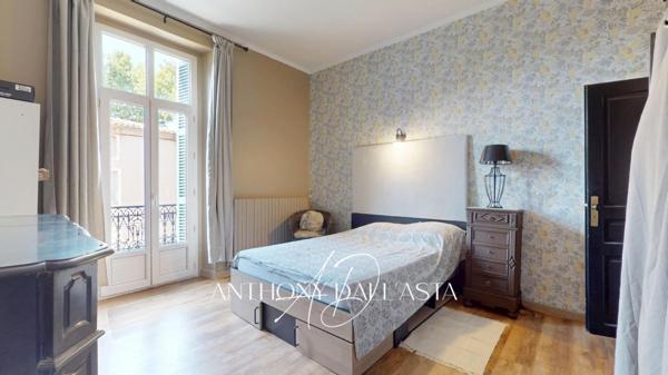 Ensemble immobilier avec appartement de 105 m² avec une grande terrasse, une chambre de bonne et une cave