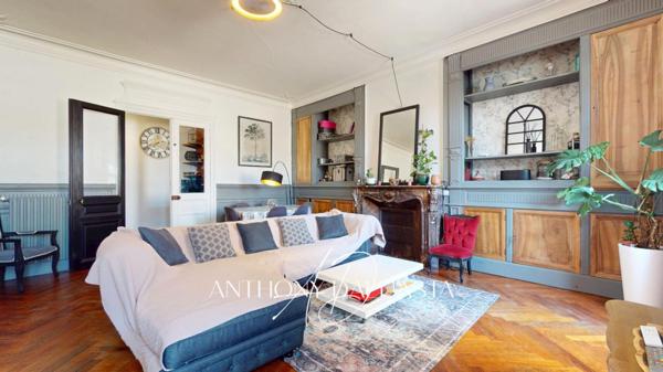Ensemble immobilier avec appartement de 105 m² avec une grande terrasse, une chambre de bonne et une cave
