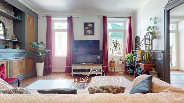 Ensemble immobilier avec appartement de 105 m² avec une grande terrasse, une chambre de bonne et une cave