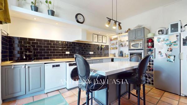 Ensemble immobilier avec appartement de 105 m² avec une grande terrasse, une chambre de bonne et une cave