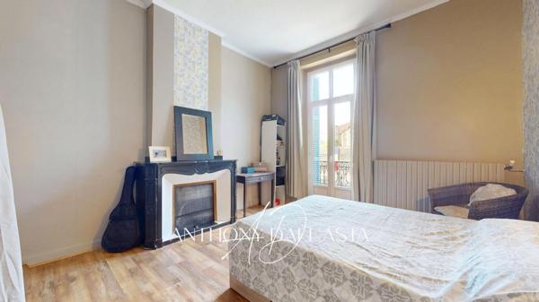 Ensemble immobilier avec appartement de 105 m² avec une grande terrasse, une chambre de bonne et une cave
