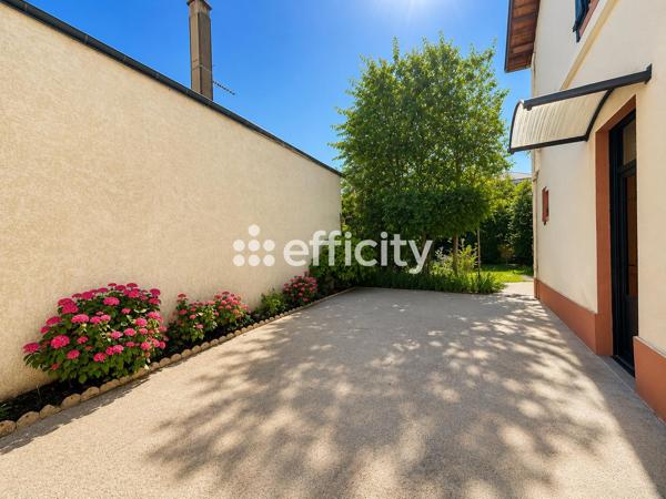 Maison
         5 pièces
        - 122 m² Bien prestige 600 000 € *