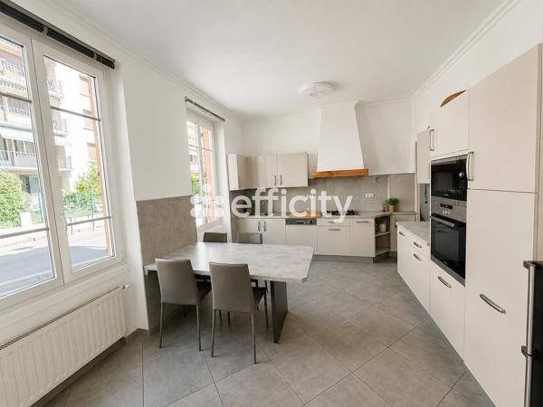 Maison
         5 pièces
        - 122 m² Bien prestige 600 000 € *