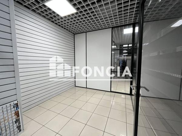 Location Local commercial 4 pièces 101.2 m² - 16 RUE DE LA JUIVERIE Etampes 91150