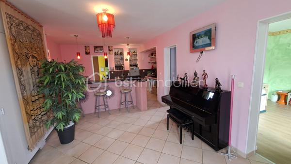 Rare sur le marché, cette propriété offre un ensemble immobilier complet alliant confort de vie, activité professionnelle et importantes capacités de stockage.
La maison principale développe environ 200 m² habitables et séduit par ses volumes généreux. Dès l'entrée, vous découvrirez un vaste hall agrémenté d'un espace bar. La pièce de vie de près de 60 m² comprend une cuisine aménagée et équipée ouverte sur la salle à manger et le salon. Une buanderie complète ce niveau.
L'espace nuit propose 5 belles chambres, dont une au rez-de-chaussée. À l'étage, une superbe chambre de 27 m² équipée d'un espace balnéo bénéficie d'un accès direct à une terrasse panoramique de 50 m² offrant une vue imprenable sur les environs.
Une salle de bains complète ainsi que des WC à chaque niveau.
Le sous-sol comprend un grand garage, une chaufferie et une seconde buanderie.

Un pôle professionnel aux multiples possibilités
Une vaste dépendance à usage professionnel 
Au rez-de-chaussée :
Garages, ateliers, espaces de stockage, pièce de vie, cave à vins.
À l'étage :
Bureaux, salle de réunion, local archives, sanitaires et WC.
Dans son prolongement, un important espace d'entreposage permet de répondre à de nombreux besoins professionnels ou logistiques.
Attenant à la dépendance, un appentis couvert d'environ 260 m²  

Les atouts de la propriété
- Maison principale de 200 m² habitables
- Grande pièce de vie de 60 m²
- 5 chambres dont une de plain-pied
- Suite de 27 m² avec espace balnéo
- Terrasse panoramique de 50 m²
- Sous-sol complet avec garage

Fort potentiel professionnel, artisanal ou de stockage
Ensemble immobilier rare offrant de multiples possibilités d'exploitation