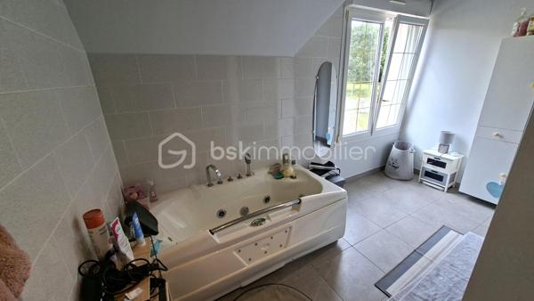 Rare sur le marché, cette propriété offre un ensemble immobilier complet alliant confort de vie, activité professionnelle et importantes capacités de stockage.
La maison principale développe environ 200 m² habitables et séduit par ses volumes généreux. Dès l'entrée, vous découvrirez un vaste hall agrémenté d'un espace bar. La pièce de vie de près de 60 m² comprend une cuisine aménagée et équipée ouverte sur la salle à manger et le salon. Une buanderie complète ce niveau.
L'espace nuit propose 5 belles chambres, dont une au rez-de-chaussée. À l'étage, une superbe chambre de 27 m² équipée d'un espace balnéo bénéficie d'un accès direct à une terrasse panoramique de 50 m² offrant une vue imprenable sur les environs.
Une salle de bains complète ainsi que des WC à chaque niveau.
Le sous-sol comprend un grand garage, une chaufferie et une seconde buanderie.

Un pôle professionnel aux multiples possibilités
Une vaste dépendance à usage professionnel 
Au rez-de-chaussée :
Garages, ateliers, espaces de stockage, pièce de vie, cave à vins.
À l'étage :
Bureaux, salle de réunion, local archives, sanitaires et WC.
Dans son prolongement, un important espace d'entreposage permet de répondre à de nombreux besoins professionnels ou logistiques.
Attenant à la dépendance, un appentis couvert d'environ 260 m²  

Les atouts de la propriété
- Maison principale de 200 m² habitables
- Grande pièce de vie de 60 m²
- 5 chambres dont une de plain-pied
- Suite de 27 m² avec espace balnéo
- Terrasse panoramique de 50 m²
- Sous-sol complet avec garage

Fort potentiel professionnel, artisanal ou de stockage
Ensemble immobilier rare offrant de multiples possibilités d'exploitation