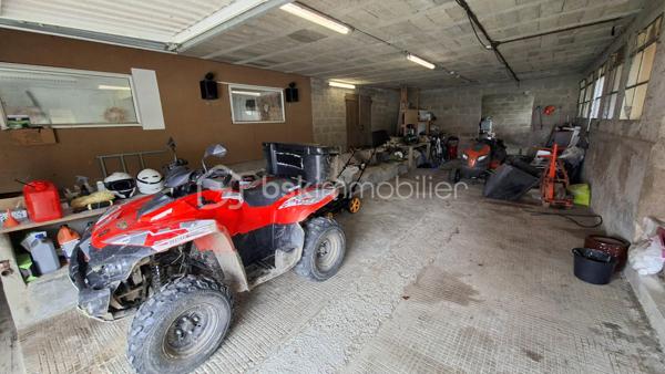 Rare sur le marché, cette propriété offre un ensemble immobilier complet alliant confort de vie, activité professionnelle et importantes capacités de stockage.
La maison principale développe environ 200 m² habitables et séduit par ses volumes généreux. Dès l'entrée, vous découvrirez un vaste hall agrémenté d'un espace bar. La pièce de vie de près de 60 m² comprend une cuisine aménagée et équipée ouverte sur la salle à manger et le salon. Une buanderie complète ce niveau.
L'espace nuit propose 5 belles chambres, dont une au rez-de-chaussée. À l'étage, une superbe chambre de 27 m² équipée d'un espace balnéo bénéficie d'un accès direct à une terrasse panoramique de 50 m² offrant une vue imprenable sur les environs.
Une salle de bains complète ainsi que des WC à chaque niveau.
Le sous-sol comprend un grand garage, une chaufferie et une seconde buanderie.

Un pôle professionnel aux multiples possibilités
Une vaste dépendance à usage professionnel 
Au rez-de-chaussée :
Garages, ateliers, espaces de stockage, pièce de vie, cave à vins.
À l'étage :
Bureaux, salle de réunion, local archives, sanitaires et WC.
Dans son prolongement, un important espace d'entreposage permet de répondre à de nombreux besoins professionnels ou logistiques.
Attenant à la dépendance, un appentis couvert d'environ 260 m²  

Les atouts de la propriété
- Maison principale de 200 m² habitables
- Grande pièce de vie de 60 m²
- 5 chambres dont une de plain-pied
- Suite de 27 m² avec espace balnéo
- Terrasse panoramique de 50 m²
- Sous-sol complet avec garage

Fort potentiel professionnel, artisanal ou de stockage
Ensemble immobilier rare offrant de multiples possibilités d'exploitation