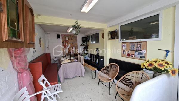 Rare sur le marché, cette propriété offre un ensemble immobilier complet alliant confort de vie, activité professionnelle et importantes capacités de stockage.
La maison principale développe environ 200 m² habitables et séduit par ses volumes généreux. Dès l'entrée, vous découvrirez un vaste hall agrémenté d'un espace bar. La pièce de vie de près de 60 m² comprend une cuisine aménagée et équipée ouverte sur la salle à manger et le salon. Une buanderie complète ce niveau.
L'espace nuit propose 5 belles chambres, dont une au rez-de-chaussée. À l'étage, une superbe chambre de 27 m² équipée d'un espace balnéo bénéficie d'un accès direct à une terrasse panoramique de 50 m² offrant une vue imprenable sur les environs.
Une salle de bains complète ainsi que des WC à chaque niveau.
Le sous-sol comprend un grand garage, une chaufferie et une seconde buanderie.

Un pôle professionnel aux multiples possibilités
Une vaste dépendance à usage professionnel 
Au rez-de-chaussée :
Garages, ateliers, espaces de stockage, pièce de vie, cave à vins.
À l'étage :
Bureaux, salle de réunion, local archives, sanitaires et WC.
Dans son prolongement, un important espace d'entreposage permet de répondre à de nombreux besoins professionnels ou logistiques.
Attenant à la dépendance, un appentis couvert d'environ 260 m²  

Les atouts de la propriété
- Maison principale de 200 m² habitables
- Grande pièce de vie de 60 m²
- 5 chambres dont une de plain-pied
- Suite de 27 m² avec espace balnéo
- Terrasse panoramique de 50 m²
- Sous-sol complet avec garage

Fort potentiel professionnel, artisanal ou de stockage
Ensemble immobilier rare offrant de multiples possibilités d'exploitation