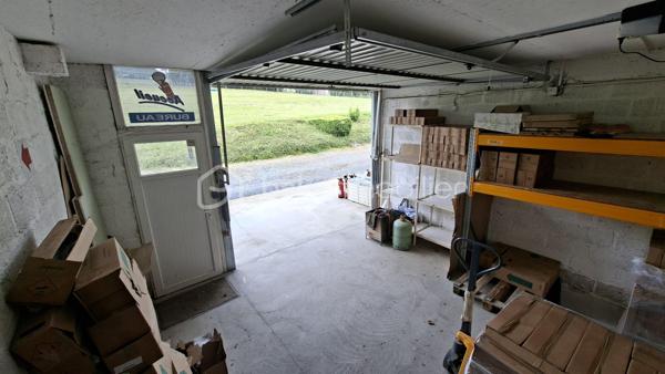 Rare sur le marché, cette propriété offre un ensemble immobilier complet alliant confort de vie, activité professionnelle et importantes capacités de stockage.
La maison principale développe environ 200 m² habitables et séduit par ses volumes généreux. Dès l'entrée, vous découvrirez un vaste hall agrémenté d'un espace bar. La pièce de vie de près de 60 m² comprend une cuisine aménagée et équipée ouverte sur la salle à manger et le salon. Une buanderie complète ce niveau.
L'espace nuit propose 5 belles chambres, dont une au rez-de-chaussée. À l'étage, une superbe chambre de 27 m² équipée d'un espace balnéo bénéficie d'un accès direct à une terrasse panoramique de 50 m² offrant une vue imprenable sur les environs.
Une salle de bains complète ainsi que des WC à chaque niveau.
Le sous-sol comprend un grand garage, une chaufferie et une seconde buanderie.

Un pôle professionnel aux multiples possibilités
Une vaste dépendance à usage professionnel 
Au rez-de-chaussée :
Garages, ateliers, espaces de stockage, pièce de vie, cave à vins.
À l'étage :
Bureaux, salle de réunion, local archives, sanitaires et WC.
Dans son prolongement, un important espace d'entreposage permet de répondre à de nombreux besoins professionnels ou logistiques.
Attenant à la dépendance, un appentis couvert d'environ 260 m²  

Les atouts de la propriété
- Maison principale de 200 m² habitables
- Grande pièce de vie de 60 m²
- 5 chambres dont une de plain-pied
- Suite de 27 m² avec espace balnéo
- Terrasse panoramique de 50 m²
- Sous-sol complet avec garage

Fort potentiel professionnel, artisanal ou de stockage
Ensemble immobilier rare offrant de multiples possibilités d'exploitation
