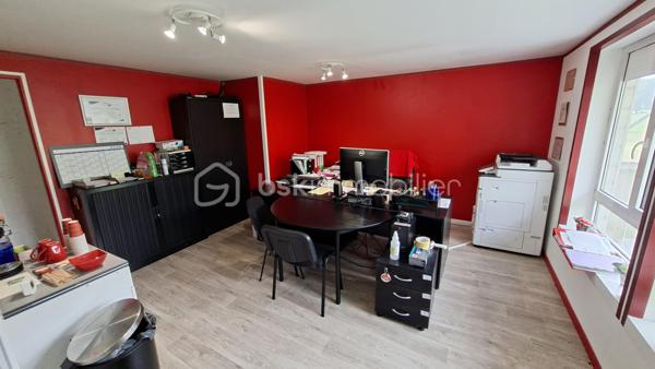 Rare sur le marché, cette propriété offre un ensemble immobilier complet alliant confort de vie, activité professionnelle et importantes capacités de stockage.
La maison principale développe environ 200 m² habitables et séduit par ses volumes généreux. Dès l'entrée, vous découvrirez un vaste hall agrémenté d'un espace bar. La pièce de vie de près de 60 m² comprend une cuisine aménagée et équipée ouverte sur la salle à manger et le salon. Une buanderie complète ce niveau.
L'espace nuit propose 5 belles chambres, dont une au rez-de-chaussée. À l'étage, une superbe chambre de 27 m² équipée d'un espace balnéo bénéficie d'un accès direct à une terrasse panoramique de 50 m² offrant une vue imprenable sur les environs.
Une salle de bains complète ainsi que des WC à chaque niveau.
Le sous-sol comprend un grand garage, une chaufferie et une seconde buanderie.

Un pôle professionnel aux multiples possibilités
Une vaste dépendance à usage professionnel 
Au rez-de-chaussée :
Garages, ateliers, espaces de stockage, pièce de vie, cave à vins.
À l'étage :
Bureaux, salle de réunion, local archives, sanitaires et WC.
Dans son prolongement, un important espace d'entreposage permet de répondre à de nombreux besoins professionnels ou logistiques.
Attenant à la dépendance, un appentis couvert d'environ 260 m²  

Les atouts de la propriété
- Maison principale de 200 m² habitables
- Grande pièce de vie de 60 m²
- 5 chambres dont une de plain-pied
- Suite de 27 m² avec espace balnéo
- Terrasse panoramique de 50 m²
- Sous-sol complet avec garage

Fort potentiel professionnel, artisanal ou de stockage
Ensemble immobilier rare offrant de multiples possibilités d'exploitation