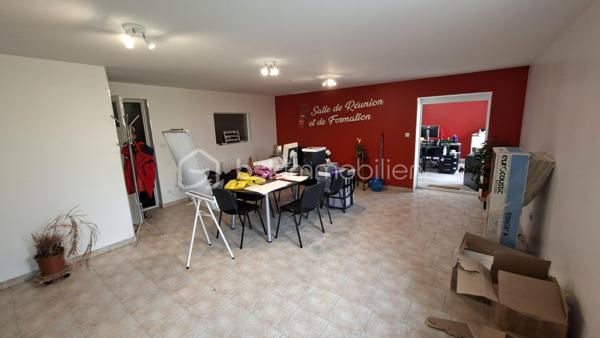 Rare sur le marché, cette propriété offre un ensemble immobilier complet alliant confort de vie, activité professionnelle et importantes capacités de stockage.
La maison principale développe environ 200 m² habitables et séduit par ses volumes généreux. Dès l'entrée, vous découvrirez un vaste hall agrémenté d'un espace bar. La pièce de vie de près de 60 m² comprend une cuisine aménagée et équipée ouverte sur la salle à manger et le salon. Une buanderie complète ce niveau.
L'espace nuit propose 5 belles chambres, dont une au rez-de-chaussée. À l'étage, une superbe chambre de 27 m² équipée d'un espace balnéo bénéficie d'un accès direct à une terrasse panoramique de 50 m² offrant une vue imprenable sur les environs.
Une salle de bains complète ainsi que des WC à chaque niveau.
Le sous-sol comprend un grand garage, une chaufferie et une seconde buanderie.

Un pôle professionnel aux multiples possibilités
Une vaste dépendance à usage professionnel 
Au rez-de-chaussée :
Garages, ateliers, espaces de stockage, pièce de vie, cave à vins.
À l'étage :
Bureaux, salle de réunion, local archives, sanitaires et WC.
Dans son prolongement, un important espace d'entreposage permet de répondre à de nombreux besoins professionnels ou logistiques.
Attenant à la dépendance, un appentis couvert d'environ 260 m²  

Les atouts de la propriété
- Maison principale de 200 m² habitables
- Grande pièce de vie de 60 m²
- 5 chambres dont une de plain-pied
- Suite de 27 m² avec espace balnéo
- Terrasse panoramique de 50 m²
- Sous-sol complet avec garage

Fort potentiel professionnel, artisanal ou de stockage
Ensemble immobilier rare offrant de multiples possibilités d'exploitation