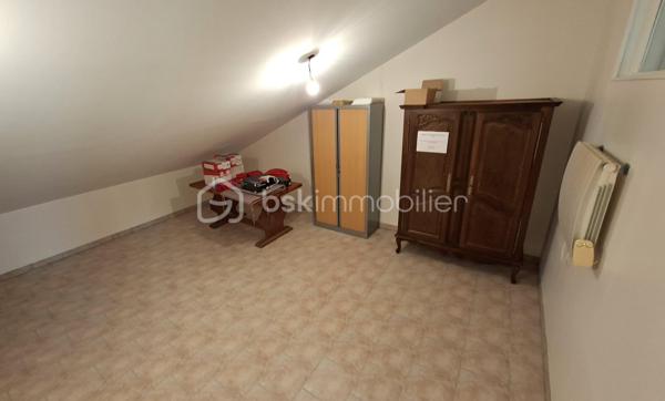 Rare sur le marché, cette propriété offre un ensemble immobilier complet alliant confort de vie, activité professionnelle et importantes capacités de stockage.
La maison principale développe environ 200 m² habitables et séduit par ses volumes généreux. Dès l'entrée, vous découvrirez un vaste hall agrémenté d'un espace bar. La pièce de vie de près de 60 m² comprend une cuisine aménagée et équipée ouverte sur la salle à manger et le salon. Une buanderie complète ce niveau.
L'espace nuit propose 5 belles chambres, dont une au rez-de-chaussée. À l'étage, une superbe chambre de 27 m² équipée d'un espace balnéo bénéficie d'un accès direct à une terrasse panoramique de 50 m² offrant une vue imprenable sur les environs.
Une salle de bains complète ainsi que des WC à chaque niveau.
Le sous-sol comprend un grand garage, une chaufferie et une seconde buanderie.

Un pôle professionnel aux multiples possibilités
Une vaste dépendance à usage professionnel 
Au rez-de-chaussée :
Garages, ateliers, espaces de stockage, pièce de vie, cave à vins.
À l'étage :
Bureaux, salle de réunion, local archives, sanitaires et WC.
Dans son prolongement, un important espace d'entreposage permet de répondre à de nombreux besoins professionnels ou logistiques.
Attenant à la dépendance, un appentis couvert d'environ 260 m²  

Les atouts de la propriété
- Maison principale de 200 m² habitables
- Grande pièce de vie de 60 m²
- 5 chambres dont une de plain-pied
- Suite de 27 m² avec espace balnéo
- Terrasse panoramique de 50 m²
- Sous-sol complet avec garage

Fort potentiel professionnel, artisanal ou de stockage
Ensemble immobilier rare offrant de multiples possibilités d'exploitation