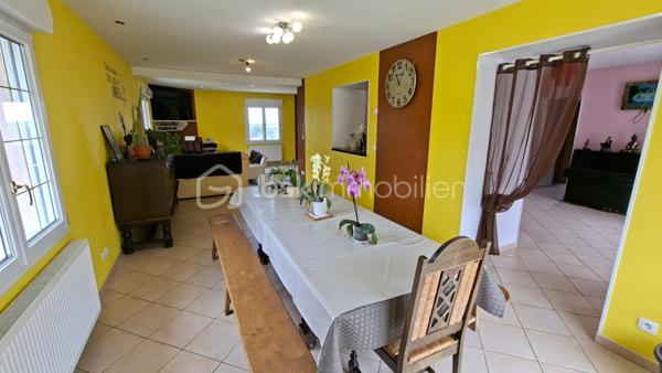 Rare sur le marché, cette propriété offre un ensemble immobilier complet alliant confort de vie, activité professionnelle et importantes capacités de stockage.
La maison principale développe environ 200 m² habitables et séduit par ses volumes généreux. Dès l'entrée, vous découvrirez un vaste hall agrémenté d'un espace bar. La pièce de vie de près de 60 m² comprend une cuisine aménagée et équipée ouverte sur la salle à manger et le salon. Une buanderie complète ce niveau.
L'espace nuit propose 5 belles chambres, dont une au rez-de-chaussée. À l'étage, une superbe chambre de 27 m² équipée d'un espace balnéo bénéficie d'un accès direct à une terrasse panoramique de 50 m² offrant une vue imprenable sur les environs.
Une salle de bains complète ainsi que des WC à chaque niveau.
Le sous-sol comprend un grand garage, une chaufferie et une seconde buanderie.

Un pôle professionnel aux multiples possibilités
Une vaste dépendance à usage professionnel 
Au rez-de-chaussée :
Garages, ateliers, espaces de stockage, pièce de vie, cave à vins.
À l'étage :
Bureaux, salle de réunion, local archives, sanitaires et WC.
Dans son prolongement, un important espace d'entreposage permet de répondre à de nombreux besoins professionnels ou logistiques.
Attenant à la dépendance, un appentis couvert d'environ 260 m²  

Les atouts de la propriété
- Maison principale de 200 m² habitables
- Grande pièce de vie de 60 m²
- 5 chambres dont une de plain-pied
- Suite de 27 m² avec espace balnéo
- Terrasse panoramique de 50 m²
- Sous-sol complet avec garage

Fort potentiel professionnel, artisanal ou de stockage
Ensemble immobilier rare offrant de multiples possibilités d'exploitation