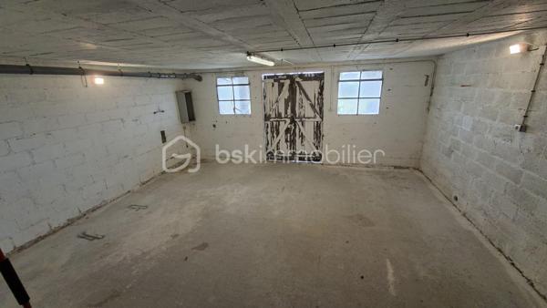 Rare sur le marché, cette propriété offre un ensemble immobilier complet alliant confort de vie, activité professionnelle et importantes capacités de stockage.
La maison principale développe environ 200 m² habitables et séduit par ses volumes généreux. Dès l'entrée, vous découvrirez un vaste hall agrémenté d'un espace bar. La pièce de vie de près de 60 m² comprend une cuisine aménagée et équipée ouverte sur la salle à manger et le salon. Une buanderie complète ce niveau.
L'espace nuit propose 5 belles chambres, dont une au rez-de-chaussée. À l'étage, une superbe chambre de 27 m² équipée d'un espace balnéo bénéficie d'un accès direct à une terrasse panoramique de 50 m² offrant une vue imprenable sur les environs.
Une salle de bains complète ainsi que des WC à chaque niveau.
Le sous-sol comprend un grand garage, une chaufferie et une seconde buanderie.

Un pôle professionnel aux multiples possibilités
Une vaste dépendance à usage professionnel 
Au rez-de-chaussée :
Garages, ateliers, espaces de stockage, pièce de vie, cave à vins.
À l'étage :
Bureaux, salle de réunion, local archives, sanitaires et WC.
Dans son prolongement, un important espace d'entreposage permet de répondre à de nombreux besoins professionnels ou logistiques.
Attenant à la dépendance, un appentis couvert d'environ 260 m²  

Les atouts de la propriété
- Maison principale de 200 m² habitables
- Grande pièce de vie de 60 m²
- 5 chambres dont une de plain-pied
- Suite de 27 m² avec espace balnéo
- Terrasse panoramique de 50 m²
- Sous-sol complet avec garage

Fort potentiel professionnel, artisanal ou de stockage
Ensemble immobilier rare offrant de multiples possibilités d'exploitation