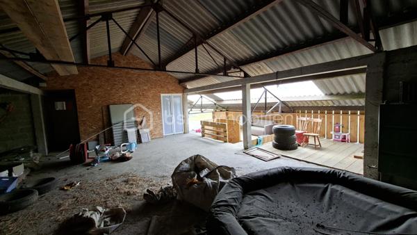 Rare sur le marché, cette propriété offre un ensemble immobilier complet alliant confort de vie, activité professionnelle et importantes capacités de stockage.
La maison principale développe environ 200 m² habitables et séduit par ses volumes généreux. Dès l'entrée, vous découvrirez un vaste hall agrémenté d'un espace bar. La pièce de vie de près de 60 m² comprend une cuisine aménagée et équipée ouverte sur la salle à manger et le salon. Une buanderie complète ce niveau.
L'espace nuit propose 5 belles chambres, dont une au rez-de-chaussée. À l'étage, une superbe chambre de 27 m² équipée d'un espace balnéo bénéficie d'un accès direct à une terrasse panoramique de 50 m² offrant une vue imprenable sur les environs.
Une salle de bains complète ainsi que des WC à chaque niveau.
Le sous-sol comprend un grand garage, une chaufferie et une seconde buanderie.

Un pôle professionnel aux multiples possibilités
Une vaste dépendance à usage professionnel 
Au rez-de-chaussée :
Garages, ateliers, espaces de stockage, pièce de vie, cave à vins.
À l'étage :
Bureaux, salle de réunion, local archives, sanitaires et WC.
Dans son prolongement, un important espace d'entreposage permet de répondre à de nombreux besoins professionnels ou logistiques.
Attenant à la dépendance, un appentis couvert d'environ 260 m²  

Les atouts de la propriété
- Maison principale de 200 m² habitables
- Grande pièce de vie de 60 m²
- 5 chambres dont une de plain-pied
- Suite de 27 m² avec espace balnéo
- Terrasse panoramique de 50 m²
- Sous-sol complet avec garage

Fort potentiel professionnel, artisanal ou de stockage
Ensemble immobilier rare offrant de multiples possibilités d'exploitation