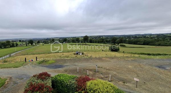 Rare sur le marché, cette propriété offre un ensemble immobilier complet alliant confort de vie, activité professionnelle et importantes capacités de stockage.
La maison principale développe environ 200 m² habitables et séduit par ses volumes généreux. Dès l'entrée, vous découvrirez un vaste hall agrémenté d'un espace bar. La pièce de vie de près de 60 m² comprend une cuisine aménagée et équipée ouverte sur la salle à manger et le salon. Une buanderie complète ce niveau.
L'espace nuit propose 5 belles chambres, dont une au rez-de-chaussée. À l'étage, une superbe chambre de 27 m² équipée d'un espace balnéo bénéficie d'un accès direct à une terrasse panoramique de 50 m² offrant une vue imprenable sur les environs.
Une salle de bains complète ainsi que des WC à chaque niveau.
Le sous-sol comprend un grand garage, une chaufferie et une seconde buanderie.

Un pôle professionnel aux multiples possibilités
Une vaste dépendance à usage professionnel 
Au rez-de-chaussée :
Garages, ateliers, espaces de stockage, pièce de vie, cave à vins.
À l'étage :
Bureaux, salle de réunion, local archives, sanitaires et WC.
Dans son prolongement, un important espace d'entreposage permet de répondre à de nombreux besoins professionnels ou logistiques.
Attenant à la dépendance, un appentis couvert d'environ 260 m²  

Les atouts de la propriété
- Maison principale de 200 m² habitables
- Grande pièce de vie de 60 m²
- 5 chambres dont une de plain-pied
- Suite de 27 m² avec espace balnéo
- Terrasse panoramique de 50 m²
- Sous-sol complet avec garage

Fort potentiel professionnel, artisanal ou de stockage
Ensemble immobilier rare offrant de multiples possibilités d'exploitation