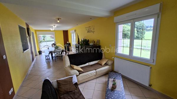 Rare sur le marché, cette propriété offre un ensemble immobilier complet alliant confort de vie, activité professionnelle et importantes capacités de stockage.
La maison principale développe environ 200 m² habitables et séduit par ses volumes généreux. Dès l'entrée, vous découvrirez un vaste hall agrémenté d'un espace bar. La pièce de vie de près de 60 m² comprend une cuisine aménagée et équipée ouverte sur la salle à manger et le salon. Une buanderie complète ce niveau.
L'espace nuit propose 5 belles chambres, dont une au rez-de-chaussée. À l'étage, une superbe chambre de 27 m² équipée d'un espace balnéo bénéficie d'un accès direct à une terrasse panoramique de 50 m² offrant une vue imprenable sur les environs.
Une salle de bains complète ainsi que des WC à chaque niveau.
Le sous-sol comprend un grand garage, une chaufferie et une seconde buanderie.

Un pôle professionnel aux multiples possibilités
Une vaste dépendance à usage professionnel 
Au rez-de-chaussée :
Garages, ateliers, espaces de stockage, pièce de vie, cave à vins.
À l'étage :
Bureaux, salle de réunion, local archives, sanitaires et WC.
Dans son prolongement, un important espace d'entreposage permet de répondre à de nombreux besoins professionnels ou logistiques.
Attenant à la dépendance, un appentis couvert d'environ 260 m²  

Les atouts de la propriété
- Maison principale de 200 m² habitables
- Grande pièce de vie de 60 m²
- 5 chambres dont une de plain-pied
- Suite de 27 m² avec espace balnéo
- Terrasse panoramique de 50 m²
- Sous-sol complet avec garage

Fort potentiel professionnel, artisanal ou de stockage
Ensemble immobilier rare offrant de multiples possibilités d'exploitation