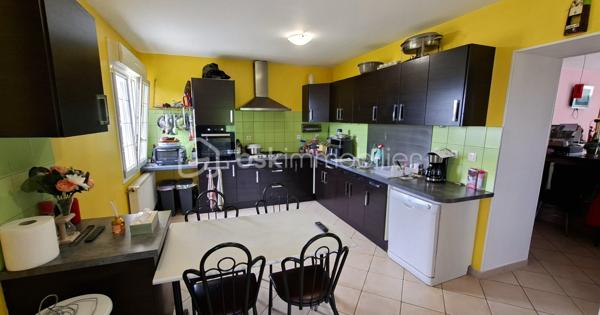 Rare sur le marché, cette propriété offre un ensemble immobilier complet alliant confort de vie, activité professionnelle et importantes capacités de stockage.
La maison principale développe environ 200 m² habitables et séduit par ses volumes généreux. Dès l'entrée, vous découvrirez un vaste hall agrémenté d'un espace bar. La pièce de vie de près de 60 m² comprend une cuisine aménagée et équipée ouverte sur la salle à manger et le salon. Une buanderie complète ce niveau.
L'espace nuit propose 5 belles chambres, dont une au rez-de-chaussée. À l'étage, une superbe chambre de 27 m² équipée d'un espace balnéo bénéficie d'un accès direct à une terrasse panoramique de 50 m² offrant une vue imprenable sur les environs.
Une salle de bains complète ainsi que des WC à chaque niveau.
Le sous-sol comprend un grand garage, une chaufferie et une seconde buanderie.

Un pôle professionnel aux multiples possibilités
Une vaste dépendance à usage professionnel 
Au rez-de-chaussée :
Garages, ateliers, espaces de stockage, pièce de vie, cave à vins.
À l'étage :
Bureaux, salle de réunion, local archives, sanitaires et WC.
Dans son prolongement, un important espace d'entreposage permet de répondre à de nombreux besoins professionnels ou logistiques.
Attenant à la dépendance, un appentis couvert d'environ 260 m²  

Les atouts de la propriété
- Maison principale de 200 m² habitables
- Grande pièce de vie de 60 m²
- 5 chambres dont une de plain-pied
- Suite de 27 m² avec espace balnéo
- Terrasse panoramique de 50 m²
- Sous-sol complet avec garage

Fort potentiel professionnel, artisanal ou de stockage
Ensemble immobilier rare offrant de multiples possibilités d'exploitation