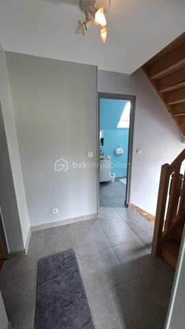 Rare sur le marché, cette propriété offre un ensemble immobilier complet alliant confort de vie, activité professionnelle et importantes capacités de stockage.
La maison principale développe environ 200 m² habitables et séduit par ses volumes généreux. Dès l'entrée, vous découvrirez un vaste hall agrémenté d'un espace bar. La pièce de vie de près de 60 m² comprend une cuisine aménagée et équipée ouverte sur la salle à manger et le salon. Une buanderie complète ce niveau.
L'espace nuit propose 5 belles chambres, dont une au rez-de-chaussée. À l'étage, une superbe chambre de 27 m² équipée d'un espace balnéo bénéficie d'un accès direct à une terrasse panoramique de 50 m² offrant une vue imprenable sur les environs.
Une salle de bains complète ainsi que des WC à chaque niveau.
Le sous-sol comprend un grand garage, une chaufferie et une seconde buanderie.

Un pôle professionnel aux multiples possibilités
Une vaste dépendance à usage professionnel 
Au rez-de-chaussée :
Garages, ateliers, espaces de stockage, pièce de vie, cave à vins.
À l'étage :
Bureaux, salle de réunion, local archives, sanitaires et WC.
Dans son prolongement, un important espace d'entreposage permet de répondre à de nombreux besoins professionnels ou logistiques.
Attenant à la dépendance, un appentis couvert d'environ 260 m²  

Les atouts de la propriété
- Maison principale de 200 m² habitables
- Grande pièce de vie de 60 m²
- 5 chambres dont une de plain-pied
- Suite de 27 m² avec espace balnéo
- Terrasse panoramique de 50 m²
- Sous-sol complet avec garage

Fort potentiel professionnel, artisanal ou de stockage
Ensemble immobilier rare offrant de multiples possibilités d'exploitation