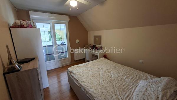 Rare sur le marché, cette propriété offre un ensemble immobilier complet alliant confort de vie, activité professionnelle et importantes capacités de stockage.
La maison principale développe environ 200 m² habitables et séduit par ses volumes généreux. Dès l'entrée, vous découvrirez un vaste hall agrémenté d'un espace bar. La pièce de vie de près de 60 m² comprend une cuisine aménagée et équipée ouverte sur la salle à manger et le salon. Une buanderie complète ce niveau.
L'espace nuit propose 5 belles chambres, dont une au rez-de-chaussée. À l'étage, une superbe chambre de 27 m² équipée d'un espace balnéo bénéficie d'un accès direct à une terrasse panoramique de 50 m² offrant une vue imprenable sur les environs.
Une salle de bains complète ainsi que des WC à chaque niveau.
Le sous-sol comprend un grand garage, une chaufferie et une seconde buanderie.

Un pôle professionnel aux multiples possibilités
Une vaste dépendance à usage professionnel 
Au rez-de-chaussée :
Garages, ateliers, espaces de stockage, pièce de vie, cave à vins.
À l'étage :
Bureaux, salle de réunion, local archives, sanitaires et WC.
Dans son prolongement, un important espace d'entreposage permet de répondre à de nombreux besoins professionnels ou logistiques.
Attenant à la dépendance, un appentis couvert d'environ 260 m²  

Les atouts de la propriété
- Maison principale de 200 m² habitables
- Grande pièce de vie de 60 m²
- 5 chambres dont une de plain-pied
- Suite de 27 m² avec espace balnéo
- Terrasse panoramique de 50 m²
- Sous-sol complet avec garage

Fort potentiel professionnel, artisanal ou de stockage
Ensemble immobilier rare offrant de multiples possibilités d'exploitation