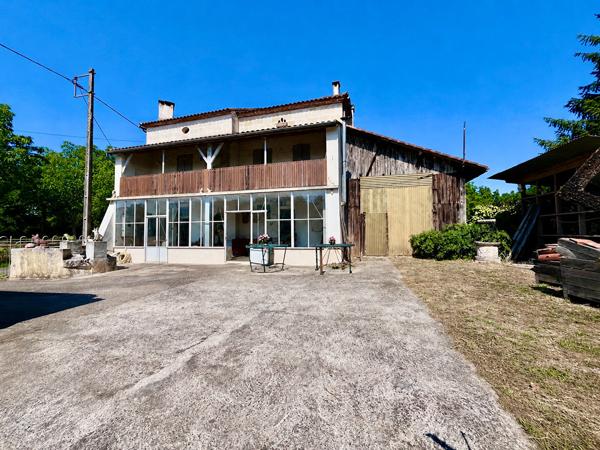 À Castelmoron-sur-Lot, venez découvrir cet ensemble immobilier situé dans un environnement calme, avec un jardin d'environ 1 863 m². L'ensemble comprend une maison en pierre de 148,27 m², composée au rez-de-chaussée d'une véranda de 19,26 m², d'une pièce , Castelmoron sur lot