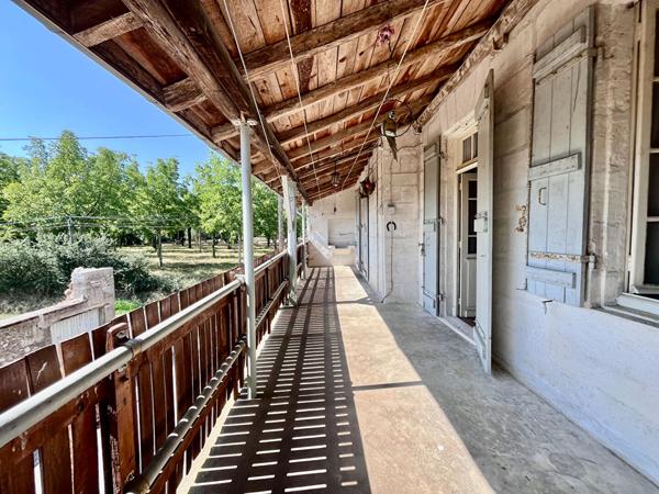 À Castelmoron-sur-Lot, venez découvrir cet ensemble immobilier situé dans un environnement calme, avec un jardin d'environ 1 863 m². L'ensemble comprend une maison en pierre de 148,27 m², composée au rez-de-chaussée d'une véranda de 19,26 m², d'une pièce , Castelmoron sur lot