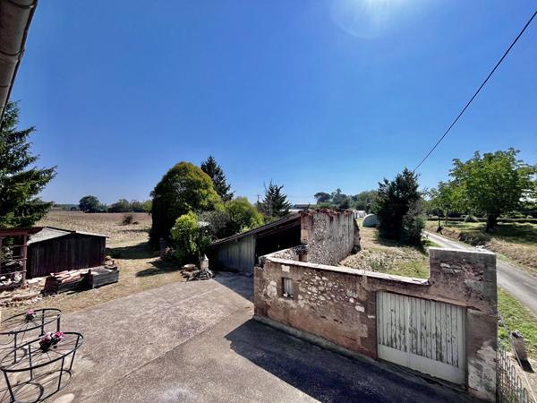 À Castelmoron-sur-Lot, venez découvrir cet ensemble immobilier situé dans un environnement calme, avec un jardin d'environ 1 863 m². L'ensemble comprend une maison en pierre de 148,27 m², composée au rez-de-chaussée d'une véranda de 19,26 m², d'une pièce , Castelmoron sur lot