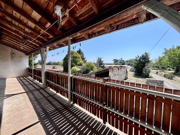 À Castelmoron-sur-Lot, venez découvrir cet ensemble immobilier situé dans un environnement calme, avec un jardin d'environ 1 863 m². L'ensemble comprend une maison en pierre de 148,27 m², composée au rez-de-chaussée d'une véranda de 19,26 m², d'une pièce , Castelmoron sur lot