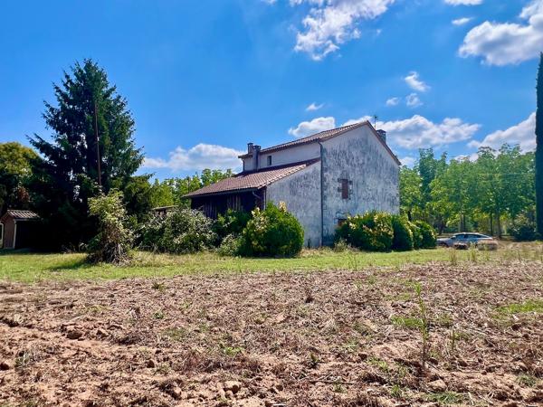 À Castelmoron-sur-Lot, venez découvrir cet ensemble immobilier situé dans un environnement calme, avec un jardin d'environ 1 863 m². L'ensemble comprend une maison en pierre de 148,27 m², composée au rez-de-chaussée d'une véranda de 19,26 m², d'une pièce , Castelmoron sur lot