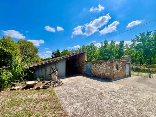 À Castelmoron-sur-Lot, venez découvrir cet ensemble immobilier situé dans un environnement calme, avec un jardin d'environ 1 863 m². L'ensemble comprend une maison en pierre de 148,27 m², composée au rez-de-chaussée d'une véranda de 19,26 m², d'une pièce , Castelmoron sur lot