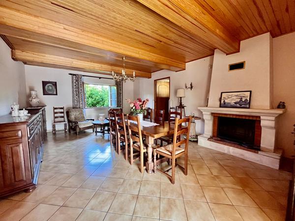 À Castelmoron-sur-Lot, venez découvrir cet ensemble immobilier situé dans un environnement calme, avec un jardin d'environ 1 863 m². L'ensemble comprend une maison en pierre de 148,27 m², composée au rez-de-chaussée d'une véranda de 19,26 m², d'une pièce , Castelmoron sur lot