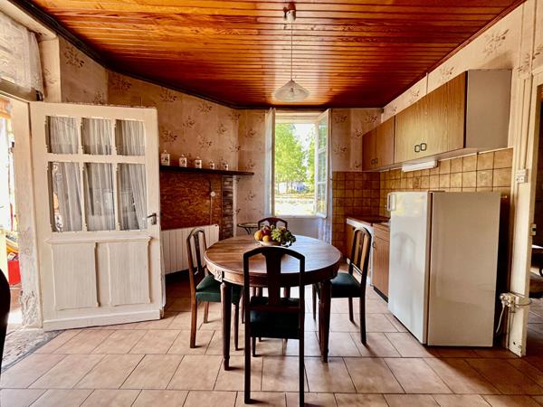 À Castelmoron-sur-Lot, venez découvrir cet ensemble immobilier situé dans un environnement calme, avec un jardin d'environ 1 863 m². L'ensemble comprend une maison en pierre de 148,27 m², composée au rez-de-chaussée d'une véranda de 19,26 m², d'une pièce , Castelmoron sur lot
