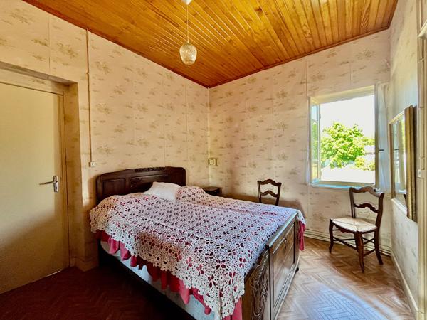 À Castelmoron-sur-Lot, venez découvrir cet ensemble immobilier situé dans un environnement calme, avec un jardin d'environ 1 863 m². L'ensemble comprend une maison en pierre de 148,27 m², composée au rez-de-chaussée d'une véranda de 19,26 m², d'une pièce , Castelmoron sur lot