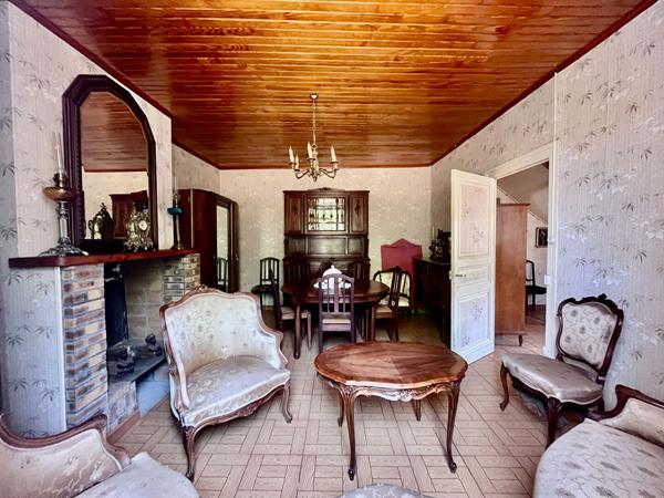 À Castelmoron-sur-Lot, venez découvrir cet ensemble immobilier situé dans un environnement calme, avec un jardin d'environ 1 863 m². L'ensemble comprend une maison en pierre de 148,27 m², composée au rez-de-chaussée d'une véranda de 19,26 m², d'une pièce , Castelmoron sur lot