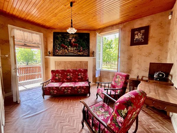 À Castelmoron-sur-Lot, venez découvrir cet ensemble immobilier situé dans un environnement calme, avec un jardin d'environ 1 863 m². L'ensemble comprend une maison en pierre de 148,27 m², composée au rez-de-chaussée d'une véranda de 19,26 m², d'une pièce , Castelmoron sur lot