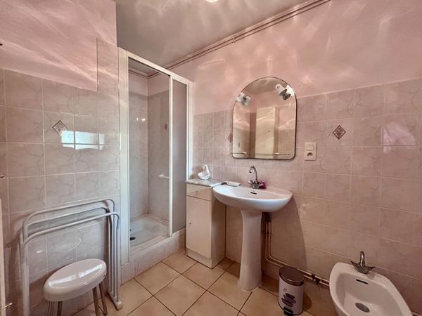 À Castelmoron-sur-Lot, venez découvrir cet ensemble immobilier situé dans un environnement calme, avec un jardin d'environ 1 863 m². L'ensemble comprend une maison en pierre de 148,27 m², composée au rez-de-chaussée d'une véranda de 19,26 m², d'une pièce , Castelmoron sur lot