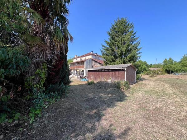 À Castelmoron-sur-Lot, venez découvrir cet ensemble immobilier situé dans un environnement calme, avec un jardin d'environ 1 863 m². L'ensemble comprend une maison en pierre de 148,27 m², composée au rez-de-chaussée d'une véranda de 19,26 m², d'une pièce , Castelmoron sur lot