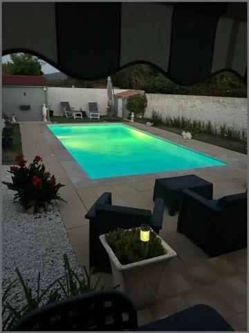 Centre ville Garéoult - commerces et écoles à pied tout en étant au calme sans vis-à-vis - maison plain-pied de 107 m2 habitable - 3 chambres - un garage - piscine et terrain de presque 500 m2 - tout à l'égout - rare à la vente