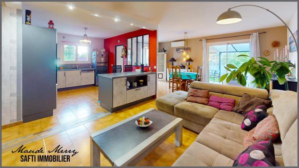 Centre ville Garéoult - commerces et écoles à pied tout en étant au calme sans vis-à-vis - maison plain-pied de 107 m2 habitable - 3 chambres - un garage - piscine et terrain de presque 500 m2 - tout à l'égout - rare à la vente