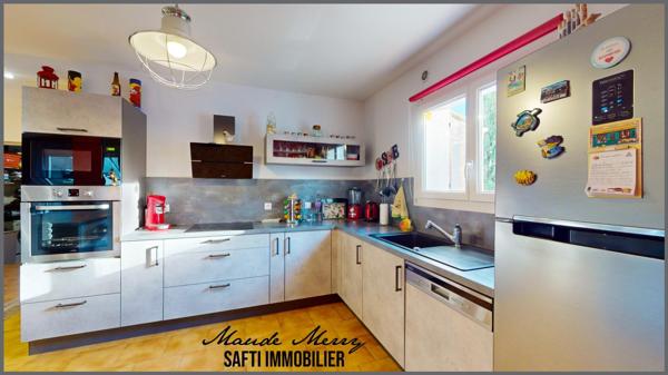 Centre ville Garéoult - commerces et écoles à pied tout en étant au calme sans vis-à-vis - maison plain-pied de 107 m2 habitable - 3 chambres - un garage - piscine et terrain de presque 500 m2 - tout à l'égout - rare à la vente