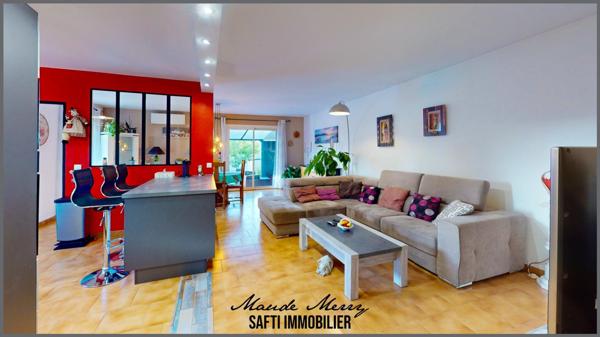 Centre ville Garéoult - commerces et écoles à pied tout en étant au calme sans vis-à-vis - maison plain-pied de 107 m2 habitable - 3 chambres - un garage - piscine et terrain de presque 500 m2 - tout à l'égout - rare à la vente