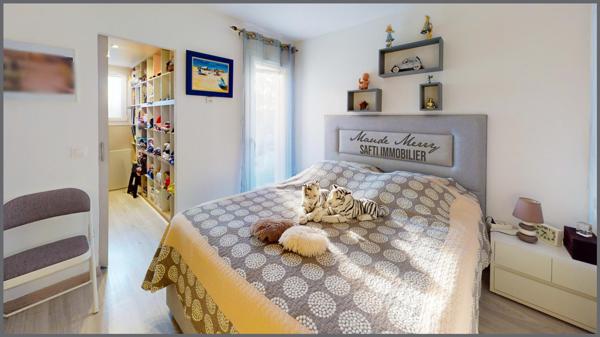 Centre ville Garéoult - commerces et écoles à pied tout en étant au calme sans vis-à-vis - maison plain-pied de 107 m2 habitable - 3 chambres - un garage - piscine et terrain de presque 500 m2 - tout à l'égout - rare à la vente